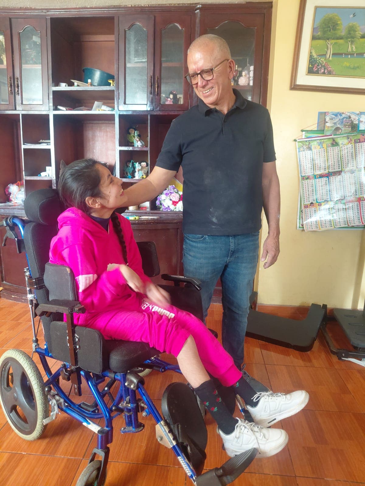 El Ex Vice Ministro de Salud, Jorge Cueva, junto a la niña beneficiaria en su silla de ruedas