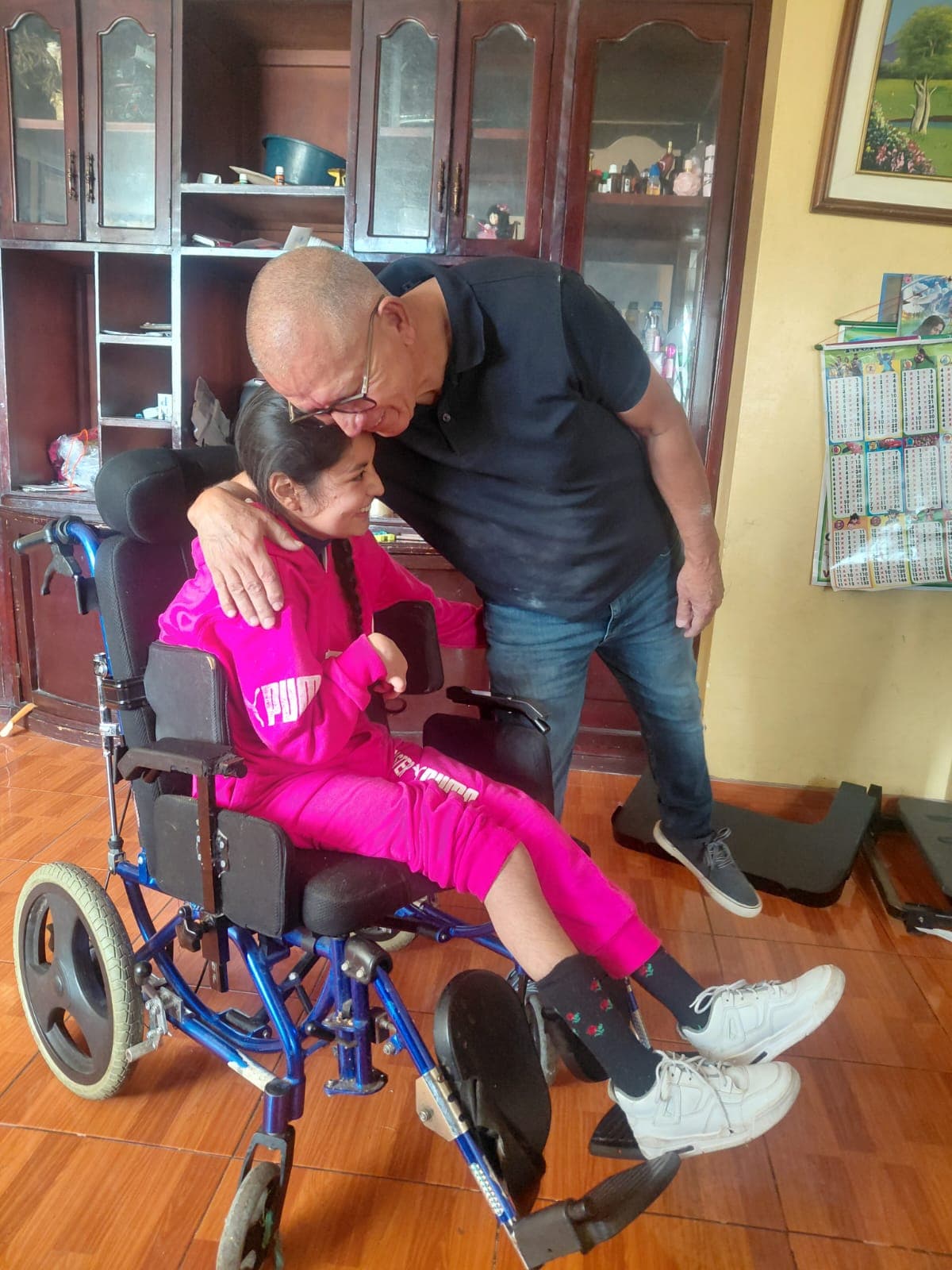 El Ex Vice Ministro de Salud, Jorge Cueva, abrazando con cariño a la niña beneficiaria