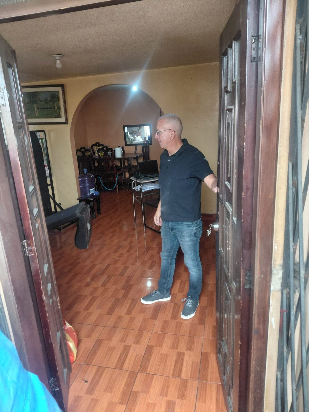 Ingreso a la vivienda de la familia beneficiaria durante la jornada de ayuda social
