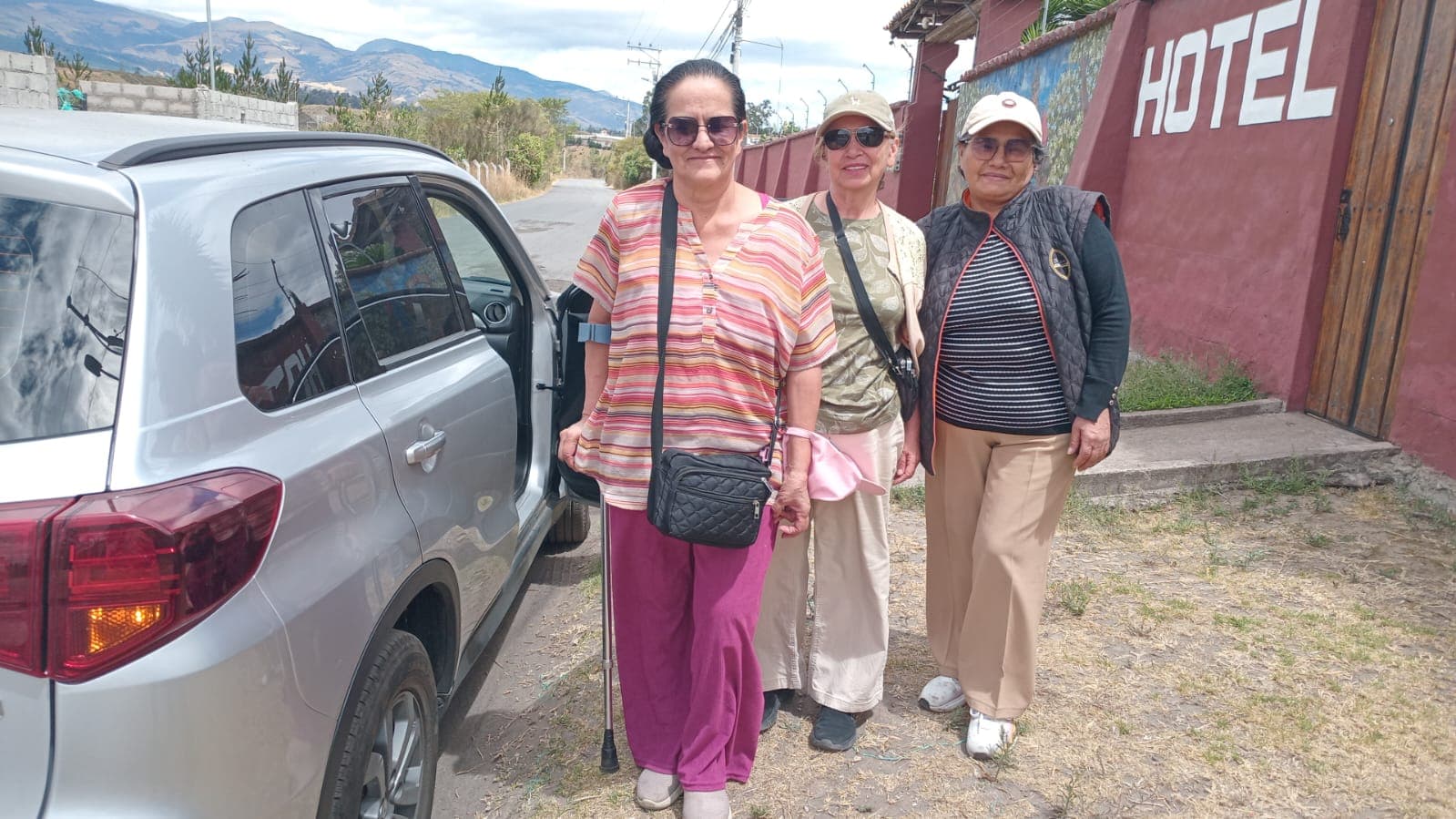 Voluntarias de HSD junto al vehículo de la Fundación al llegar a la casa de la beneficiaria