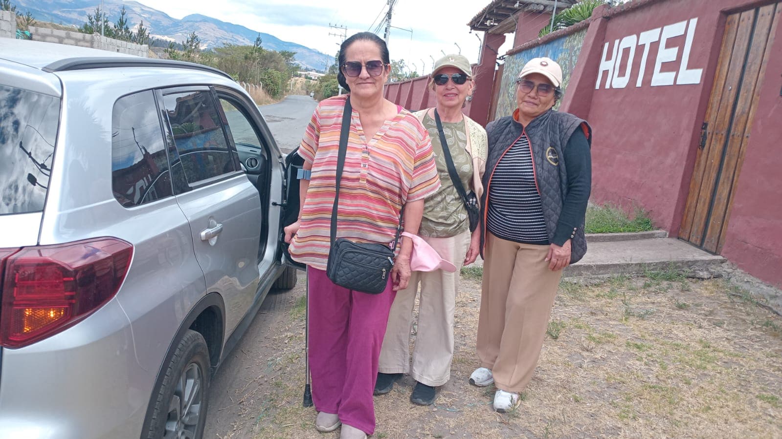 Voluntarias de HSD junto al vehículo de la Fundación al llegar a la casa de la beneficiaria