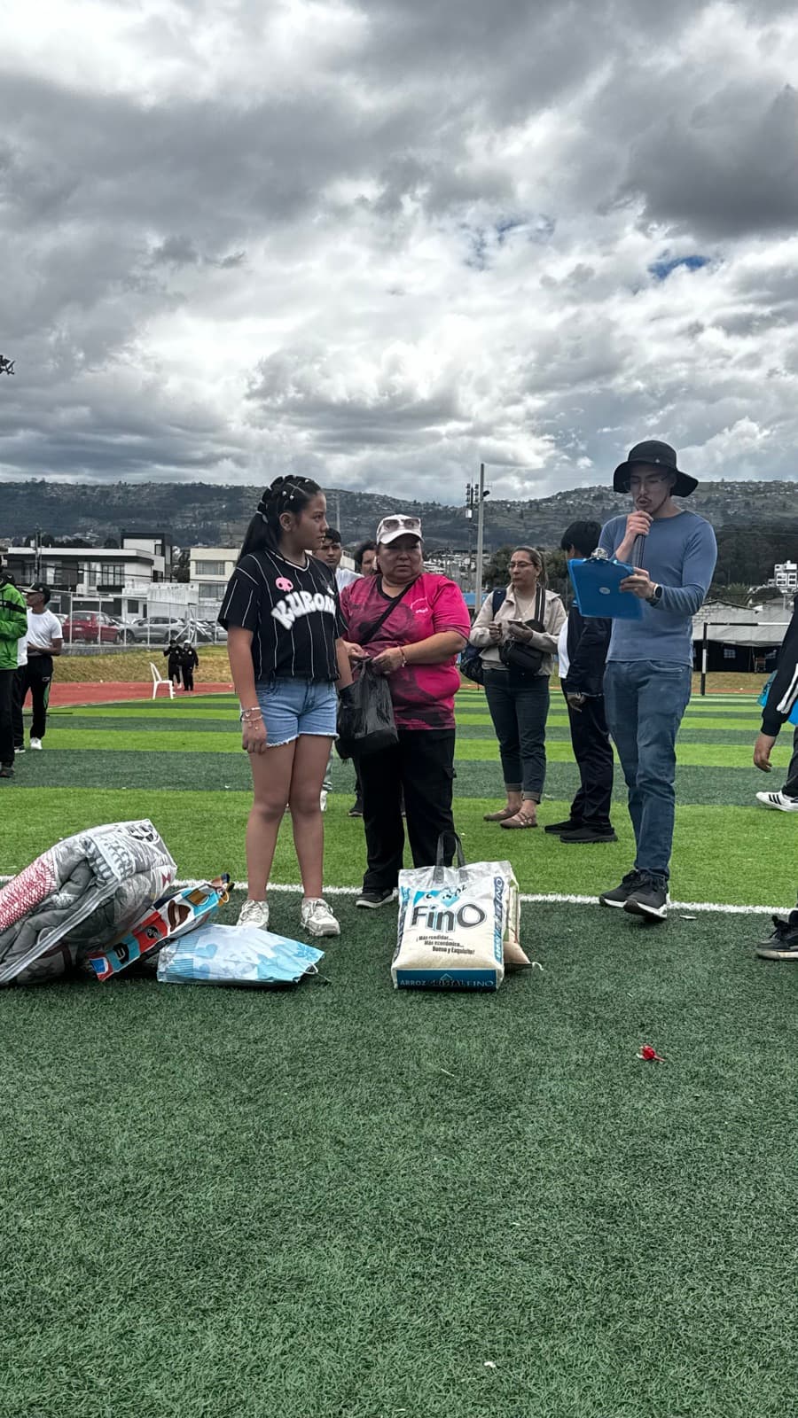 Entrega de donativos e insumos a familias beneficiarias durante el evento