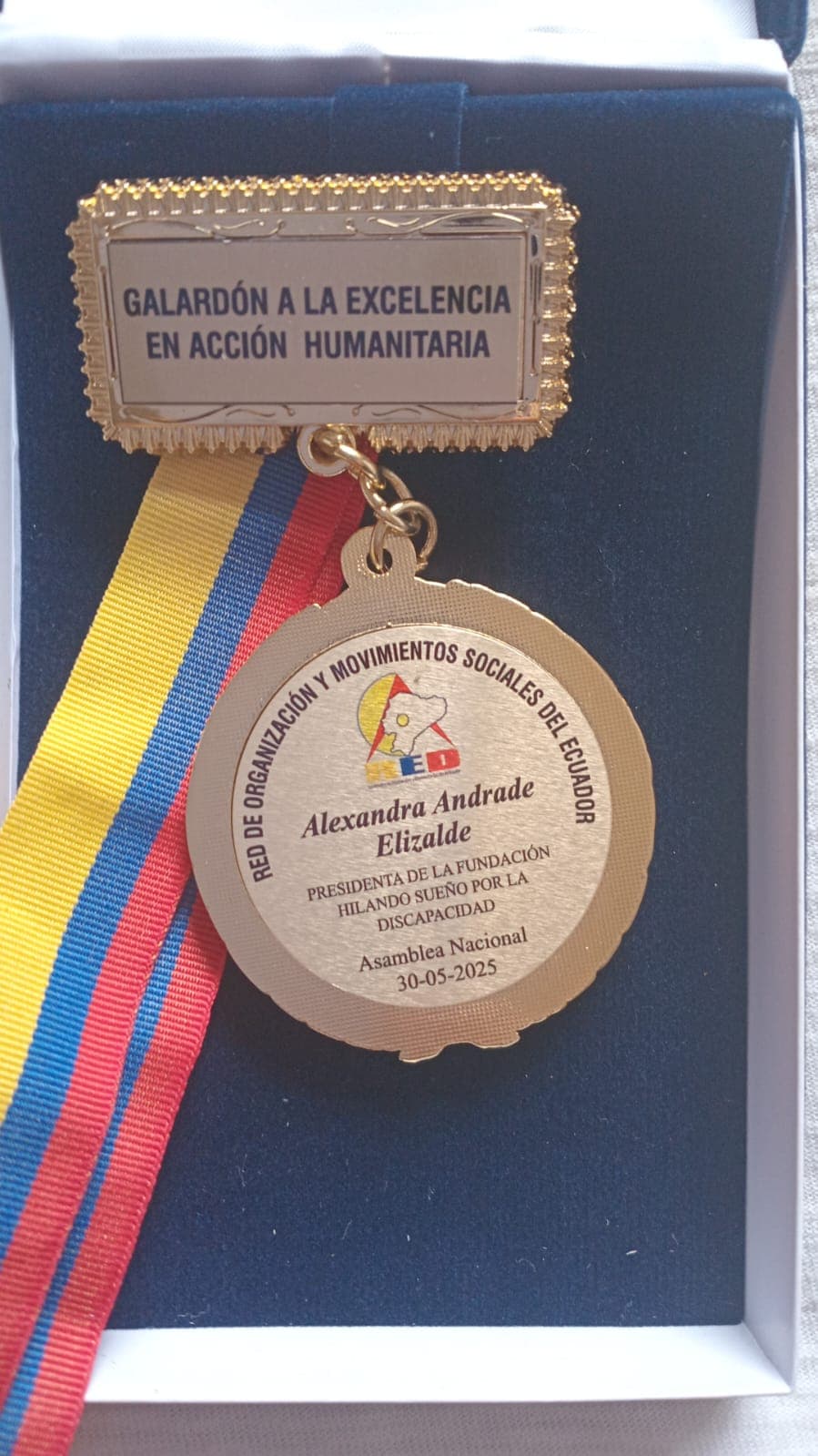 Medalla Galardón a la Excelencia en Acción Humanitaria, entregada en la Asamblea Nacional a Alexandra Andrade, presidenta de Fundación Hilando Sueños