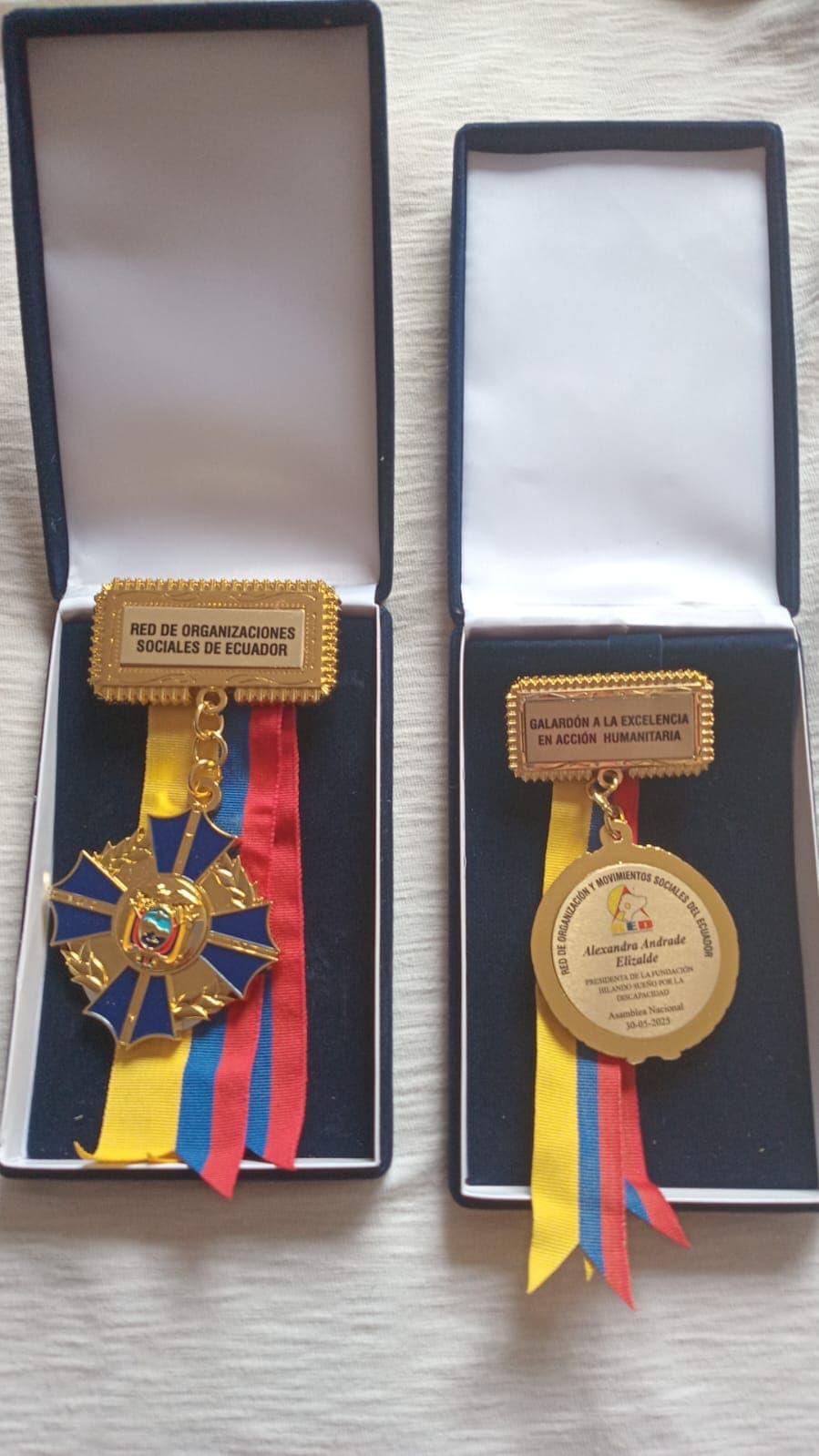 Medallas de reconocimiento de la Red de Organizaciones Sociales de Ecuador y del Galardón a la Excelencia en Acción Humanitaria
