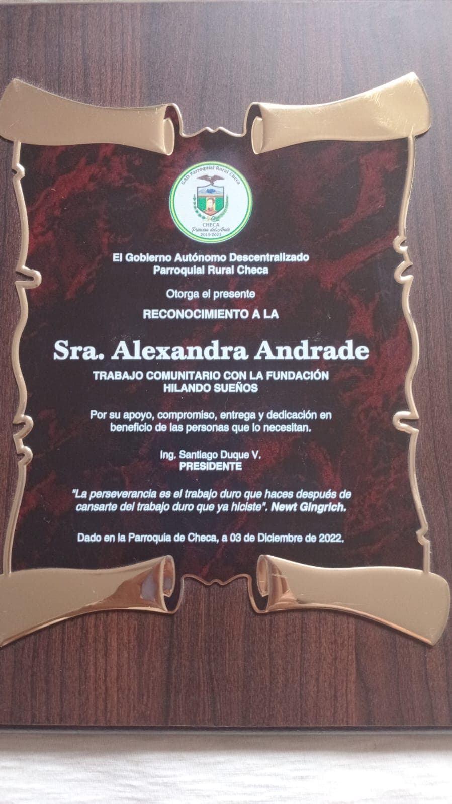 Placa de reconocimiento del GAD Parroquial Rural Checa a Alexandra Andrade por el trabajo comunitario con Fundación Hilando Sueños, diciembre 2022